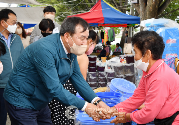 이병노 군수는 경청과 섬김을 중시하면서 서번트 리더십으로 주민들과 격의없이 소통하고 있다.(사진=담양군청)