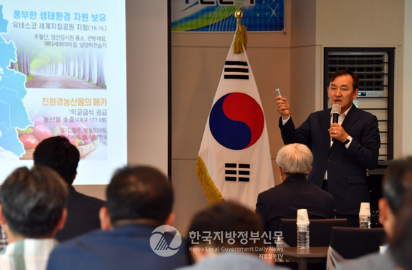 군민 모두가 행복한 자립형 스마트 경제도시 담양 건설을 위해 공직자들과 함께 정책연구에 솔선수범하고 있다(사진=담양군청)