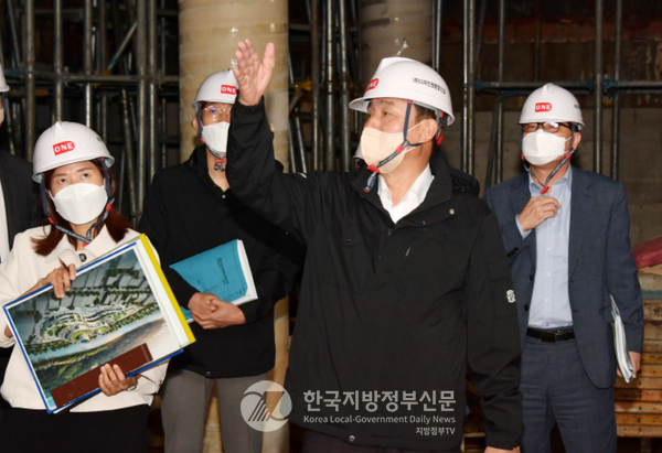 현장을 중시하는 이병노 군수가 건설현장의 안전을 위해 밤중에도 불시 점검을 하고 있다(사진=담양군청)