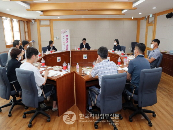 김성 장흥군수(사진 중앙)는 ‘군정을 변화시키는 행복한 소통’을 위해 군수와 직원간 편하고 부담 없이 브라운백(brown bag meeting) 미팅을 수시로 갖는다.(사진=장흥군청)