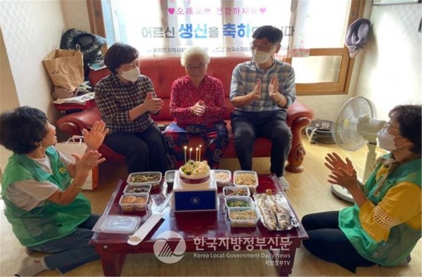 김성 장흥군수의 혼이 깃든 '어머니의 품 같은 장흥' 비전을 공직자들과 공유하며 독거노인 생일상 차림 등으로 현장에서 실천해 나가고 있다(사진=장흥군청)