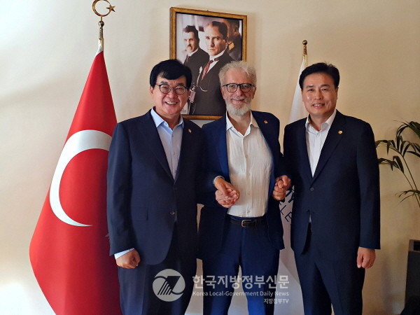 김성 장흥군수(사진 왼쪽)는 '어머니의 품 같은 장흥' 실현을 위해 지난달 튀르키예 국제슬로시티연맹 본부를 방문해 10월 말 장흥군 현장 실사를 추진키로 합의했다.(사진=장흥군청)