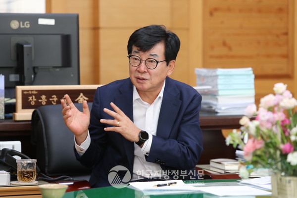 본지 Mayor24시 특별대담 중인 김성 장흥군수(사진=조용원 기자)