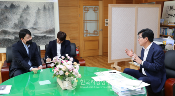 김성 장흥군수(오른쪽 첫 번째)가 본지 조용원 취재본부장(왼쪽서 두 번째), 이종택 한국지방정부연구원 원장(왼쪽 첫 번째)과 함께 Mayor24시 특별대담을 나누고 있다(사진=장흥군청)