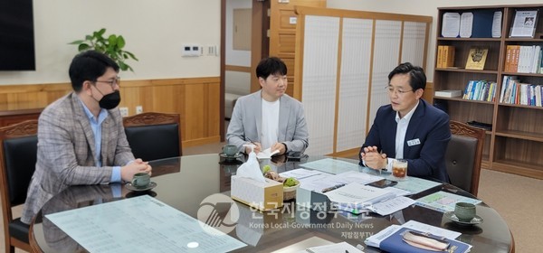 우승희 영암군수(맨 오른쪽)가 본지 조용원 취재본부장(왼쪽 두 번째), 이종택 한국지방정부연구원 원장(맨 왼쪽)과 Mayor24시 특별대담을 나누고 있다(사진=영암군청)