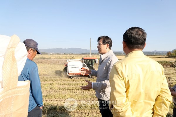 45년 만에 쌀값이 최대로 폭락한 가운데 현장행정을 강조하고 있는 우승희 군수(가운데)가 벼 수확현장을 찾아가 농민의 애로사항을 살피고 있다(사진=영암군청)