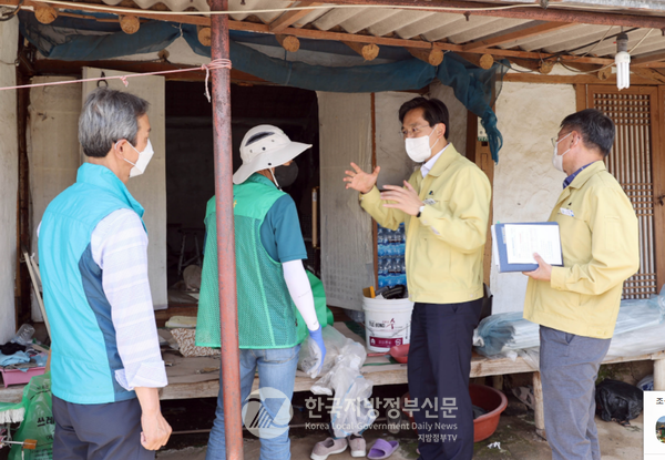 고령화가 가속화되고 있는 가운데 우승희 군수(오른쪽 두 번째)가 농촌지역 주거실태을 살피고 집수리 등 주거환경 개선에도 심혈을 쏟고 있다(사진=영암군청)