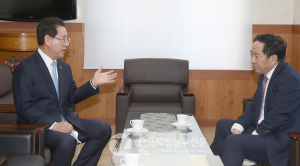 강승규 대통령실 시민사회수석(오른쪽)과 김영록 전남지사(왼쪽)가 29일 전남 목포에서 만나 지역현안에 대해 논의하고 있다(사진=전남도청)