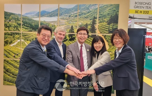 김철우 보성군수(사진 중앙)가 프랑스 현지 기업들과 MOU를 체결하고 유럽시장 진출을 본격화 했다(사진=보성군청)