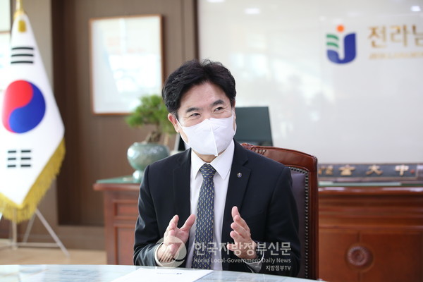 교육목민관24시 특별대담 중인 김대중 전남도교육감(사진=조용원 기자)