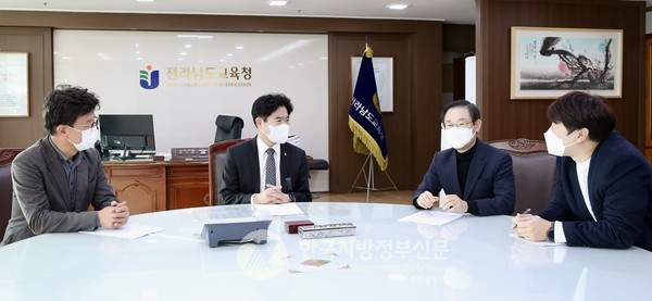 김대중 전남도교육감(왼쪽 두 번째)이 본지 정양기 발행인(오른쪽 두 번째), 이길연 광주전남취재본부 지사장(맨 왼쪽), 조용원 취재본부장(맨 오른쪽)과 교육목민관24시 특별대담을 나누고 있다(사진=전남도교육청)