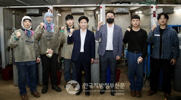 '전남형 교육자치'를 내건 김대중 교육감은 교육과 일자리가 맞물려 발전하는 선순환 구조 실현을 위해 학교현장을 수시로 찾고 있다. 여수공고 기능경기대회 출전선수들을 격려하고 있다(사진=전남도교육청)