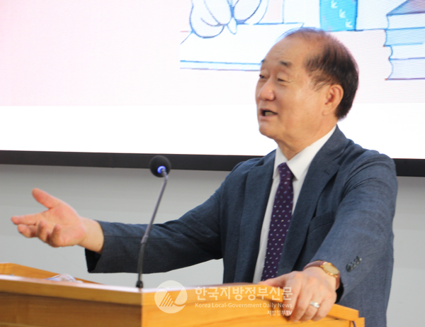 안경환 이사장은 5일 오전, 베트남 페니카(Phenikaa)대학교 초청으로 한국어과 교수 10명과 150명의 학생을 대상으로 “한‧베트남 두 민족 교류사의 회고와 전망”이라는 주제로 특강을 했다(사진=페니카대학교).