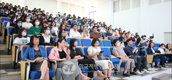 베트남 페니카대학교 한국학과 교수진과 학생들이 대거 참석해 안경환 이사장의 특강을 경청하고 있다(사진=페니카대학교)