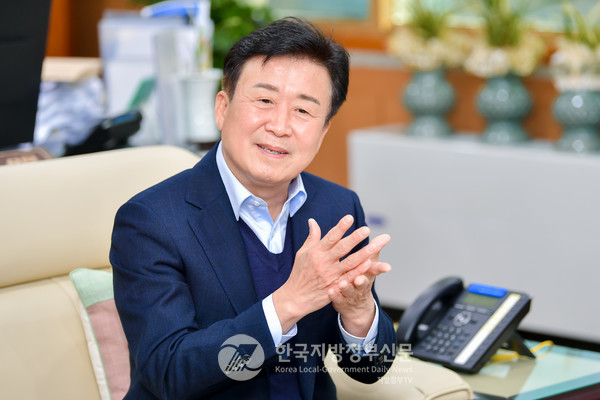 Mayor24시 특별대담 중인 정기명 여수시장(사진=조용원 기자)