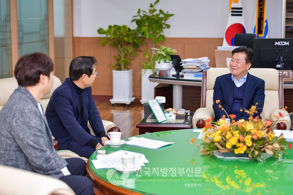 정기명 여수시장(맨 오른쪽)이 본지 정양기 발행인(오른쪽 두번째), 조용원 취재본부장(맨 왼쪽)과 '대한민국 혁신 지방정부 목민관 특별대담' Mayor24시 대담을 나누고 있다(사진=여수시청)