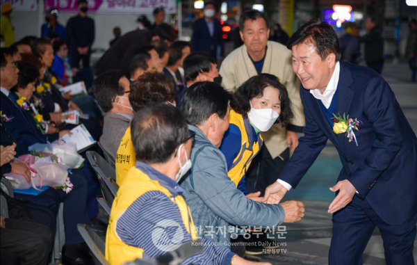 우리나라 근현대사의 고난을 안고 살아온 노인들에 대한 애정이 남다른 정기명 시장은 항상 노인 보살피는 일에 직접 나선다(사진=여수시청)