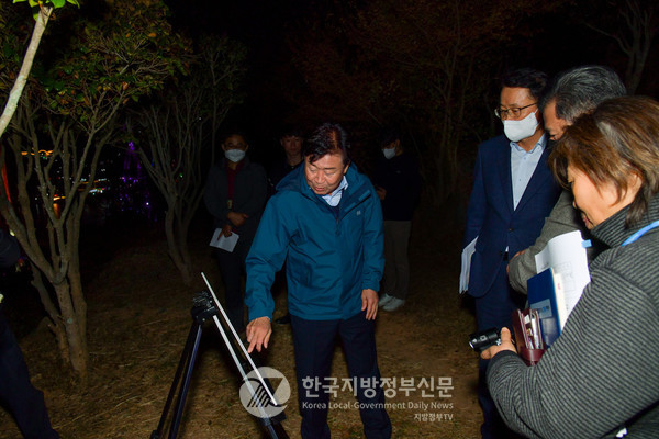 정기명 여수시장은 산업도시인 여수시 관내의 각종 산업현장을 야간에도 시찰하며 안전사고 예방에 총력을 기울이고 있다(사진=여수시청)