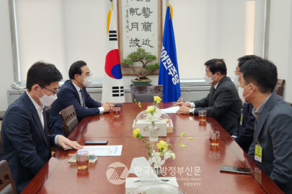공영민 고흥군수가 11일 서울 여의도 국회를 찾아가 박홍근 더불어민주당 원내대표를 만나서 국비예산 170억 원을 긴급 증액 요청했다(사진=고흥군청)