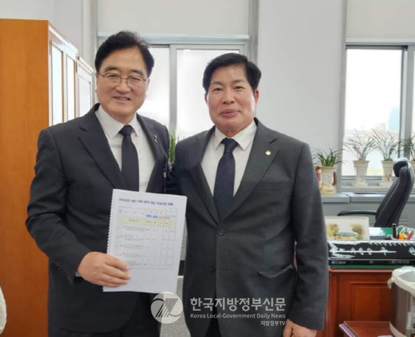 우원식 국회예산결산특별위원장(왼쪽)과 공영민 고흥군수(오른쪽)가 11일 국회서 만나 국비예산 증액을 협의했다(사진=고흥시청)