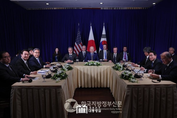 윤석열 대통령은 13일 캄보디아 프놈펜에서 한미일 3국 정상회담을 갖고 북한 미사일 실시간 3국 정보공유, 3국 간 경제안보대화체 신설 등 6개항의 포괄적 공동성명을 3국 최로로 채택했다.(사진=대통령실)