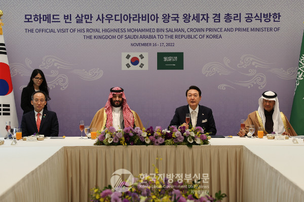 윤석열 대통령이 무함마드 빈 살만 사우디아라비아 왕세자 겸 총리와 회담을 마친 뒤 공식 오찬을 함께 하고 있다(사진=대통령실)