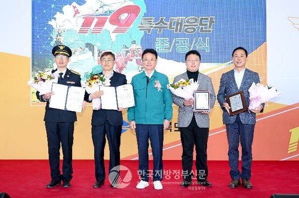 이철우 경북지사는 특수재난사고의 신속한 대응을 위해 17일 포항 기계면 내단리 일원에 전국 최초 통합된 119특수대응단 신청사를 준공하고 유공자에 시상했다(사진=경북도청)