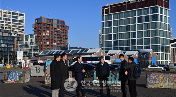 유정복 시장은 19일(현지시간) 마지막 일정으로 네덜란드를 찾아 암스테르담 동부항(Eastern Dorkland) 항만재생 지역, IJdok 지구, 커널크루즈, 반고흐미술관 등 문화 및 워터프런트를 둘러봤다.(사진=인천시청)