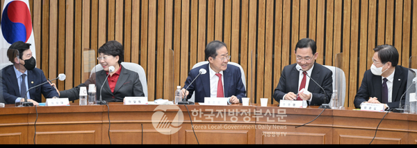 홍준표 대구시장(가운데)은 22일 당·정 회의 갖고 대구경북통합신공항 특별법안 연내 국회 통과에 합의했다(사진=대구시청)