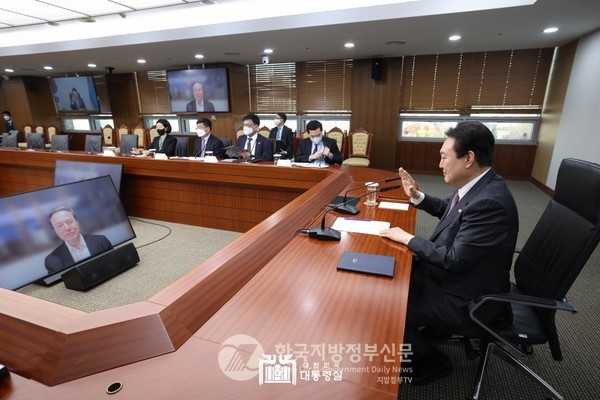 윤석열 대통령이 23일 일론 머스크와 화상접견을 갖고 있다(사진=대통령실 제공)