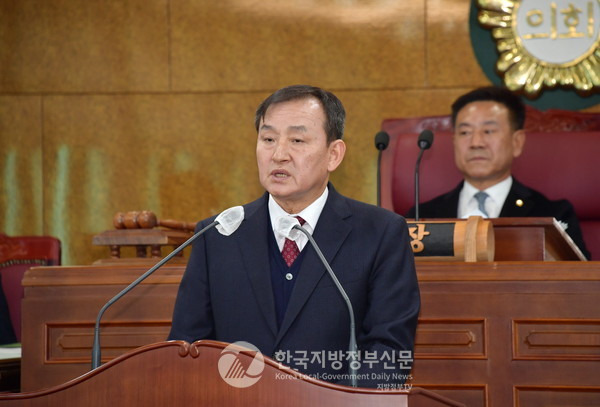 이병노 담양군수가 25일 군의회에서 내년도 예산안 관련 시정연설을 하고 있다(사진=담양군청)