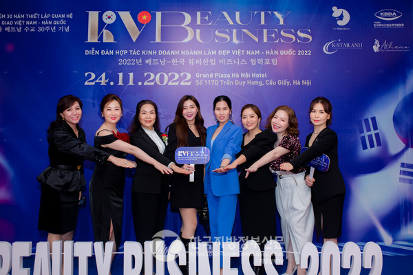 포럼의 조직위원장인 K-Star Anh의 도프엉아인 사장과 대회 관계자들(사진=포럼 조직위원회)