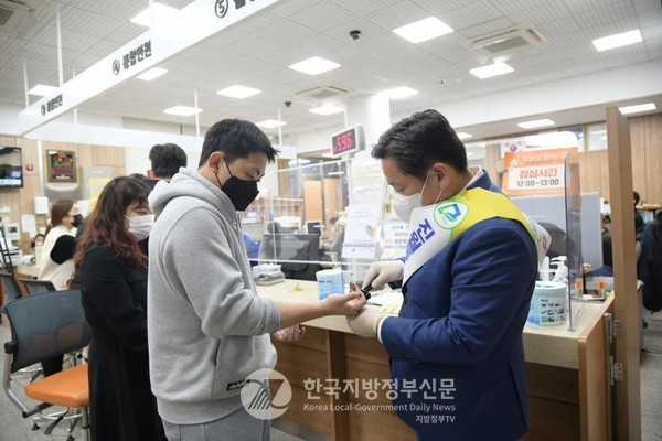 김병내 남구청장은 29일 진월동 행정복지센터를 방문해 주민과 소통하며 현장에서 답을 찾기 위한 이동 구청장실을 운영했다(사진=광주남구청)