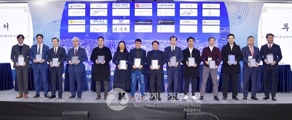 강기정 광주광역시장이 1일  서구 김대중컨벤션센터에서 열린 '2022 광주 투자환경설명회'에 참석해 한국알프스㈜, ㈜로템스페셜 등 국내외 13개 첨단산업 유망기업과 투자협약을 체결한 뒤 기념촬영을 하고 있다(사진=광주광역시)