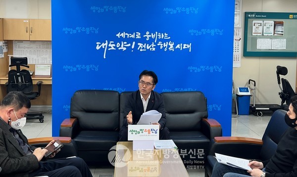 김세국 전남도 감사관이 특정감사 결과를 발표하고 있다(사진=전남도청)