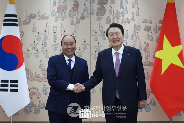 윤석열 대통령은 5일 한국과 베트남 수교 30주년을 맞아 정부 출범 후 첫 국빈으로 방한한 응우옌 쑤언 푹 베트남 국가주석과 정상회담을 가졌다.(사진=대통령실)