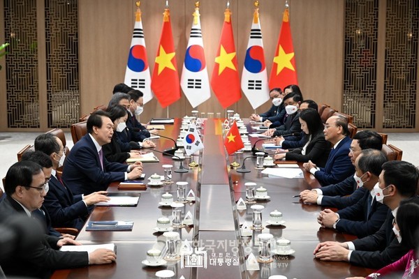 윤 대통령과 푹 주석이 확대 정상회담을 갖고 있다(사진=대통령실)