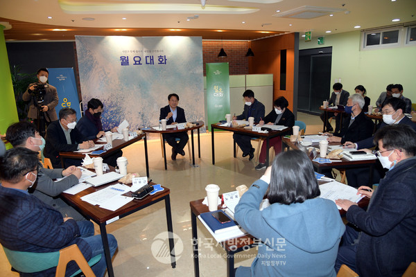 강기정 광주시장이 5일 취임 후 열번째 월요대화를 이어가고 있다(사진=광주시청)