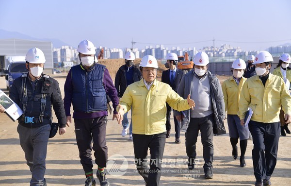 강기정 광주시장은 7일을 ‘시민 안전점검의 날’로 정하고 공사현장을 찾아 안전관리 실태를 점검했다(사진=광주시청)