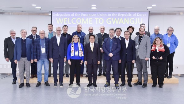 강기정 광주시장은 8일 주한유럽연합대사를 비롯해 유럽연합(EU) 19개국 주한대사를 접견했다(사진=광주시청)