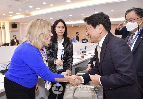 강기정 광주시장과 마리아 카스티요 페르난데즈(Maria CASTILLO FERNANDEZ) 주한유럽연합대사(왼쪽)(사진=광주시청)