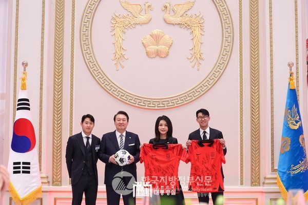 손흥민 선수와 대표팀의 막내 이강인 선수는 윤 대통령 부부에게 선수들의 사인이 담긴 유니폼과 축구공을 선물했다(사진=대통령실)
