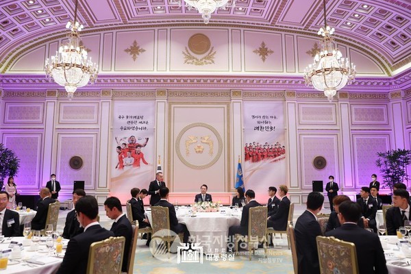 파울루 벤투 감독은 4년이란 긴 여정을 함께 해준 코칭스태프, 선수들과 함께 대한민국을 대표할 수 있어 정말 감사했다고 말했다(사진=대통령실)