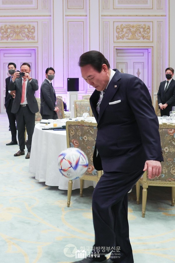 윤 대통령이 선수들의 사인이 담긴 축구공을 가슴으로 받아 트래핑하는 장면을 선보이고 있다(사진=대통령실)