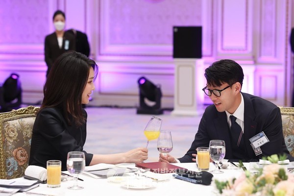 김건희 여사가 옆자리에 앉은 손흥민 선수에게 감사와 격려의 말을 전하고 있다(사진=대통령실)