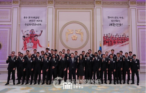 8일 청와대 연빈관에서 개최한 만찬 후 윤대통령 부부와 단체 기념촬영 하고 있다(사진=대통령실)