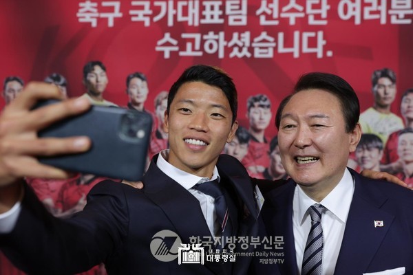 윤 대통령이 황희찬 선수 등 국가대표팀 선수들과 일일이 셀카를 찍고 있다(사진=대통령실)