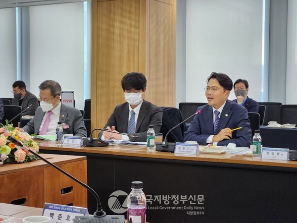 김광진 광주시 문화경제부시장(맨 오른쪽)은 12일 경기도 판교 경기창조경제혁신센터에서 열린 ‘인공지능 반도체 최고위 전략대화 및 K-클라우드 얼라이언스 출범식’ 에 전국 지자체 중 유일하게 참석했다(사진=광주광역시청)