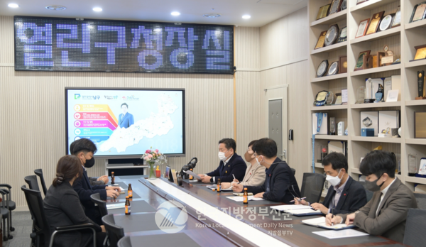 김병내 광주남구청장이 구청장 집무실을 1층 현관으로 이전해 또다시 화제가 되고 있다.(사진=광주남구청)