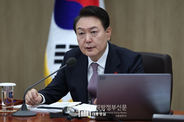 윤석열 대통령은 55회 국무회의를 주재하고 모두발언을 통해 산업현장에 만연한 조직적인 불법행위를 뿌리 뽑겠다고 밝히고 파업기간 중 발생한 불법행위에 대해서는 끝까지 책임을 물어야 한다고 강조했다.(사진=대통령실)
